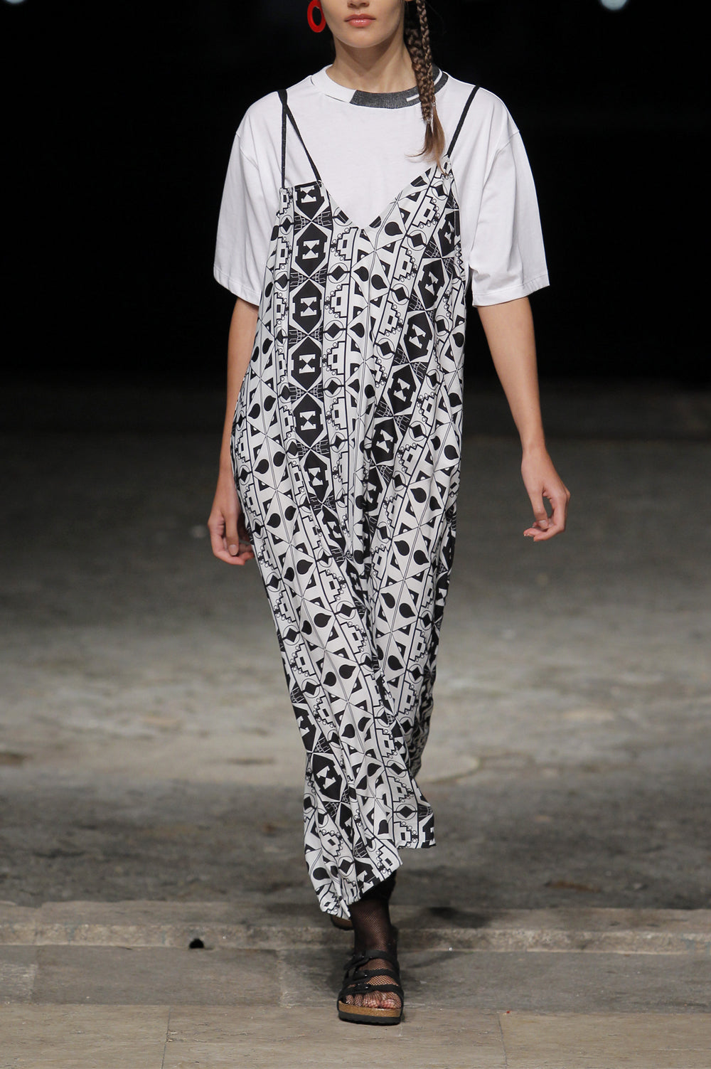 PRINTED DRESS IN BLACK AND WHITE image 2