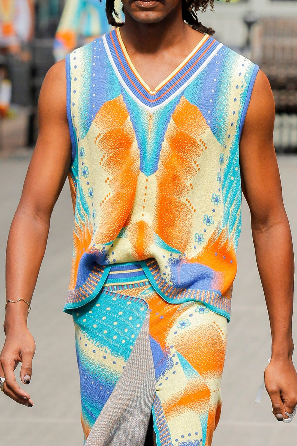 Jacquard Body Vest with V-neck image 0