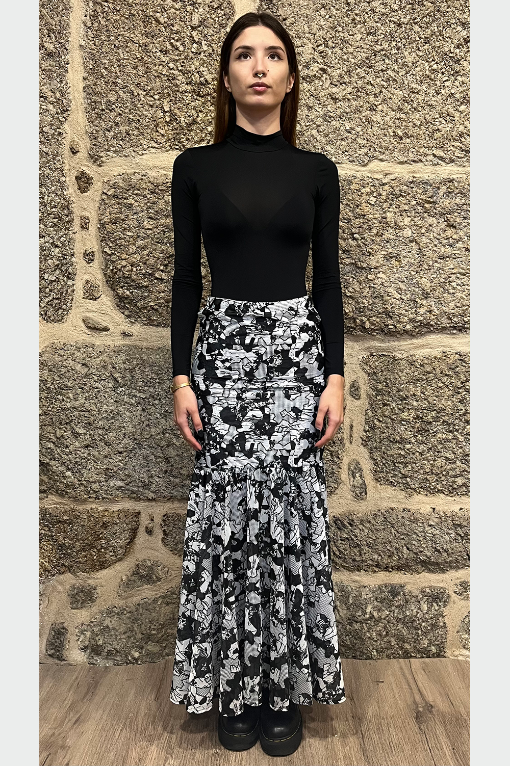 Long skirt in black and white with elastic waist and ruffle ending image 1