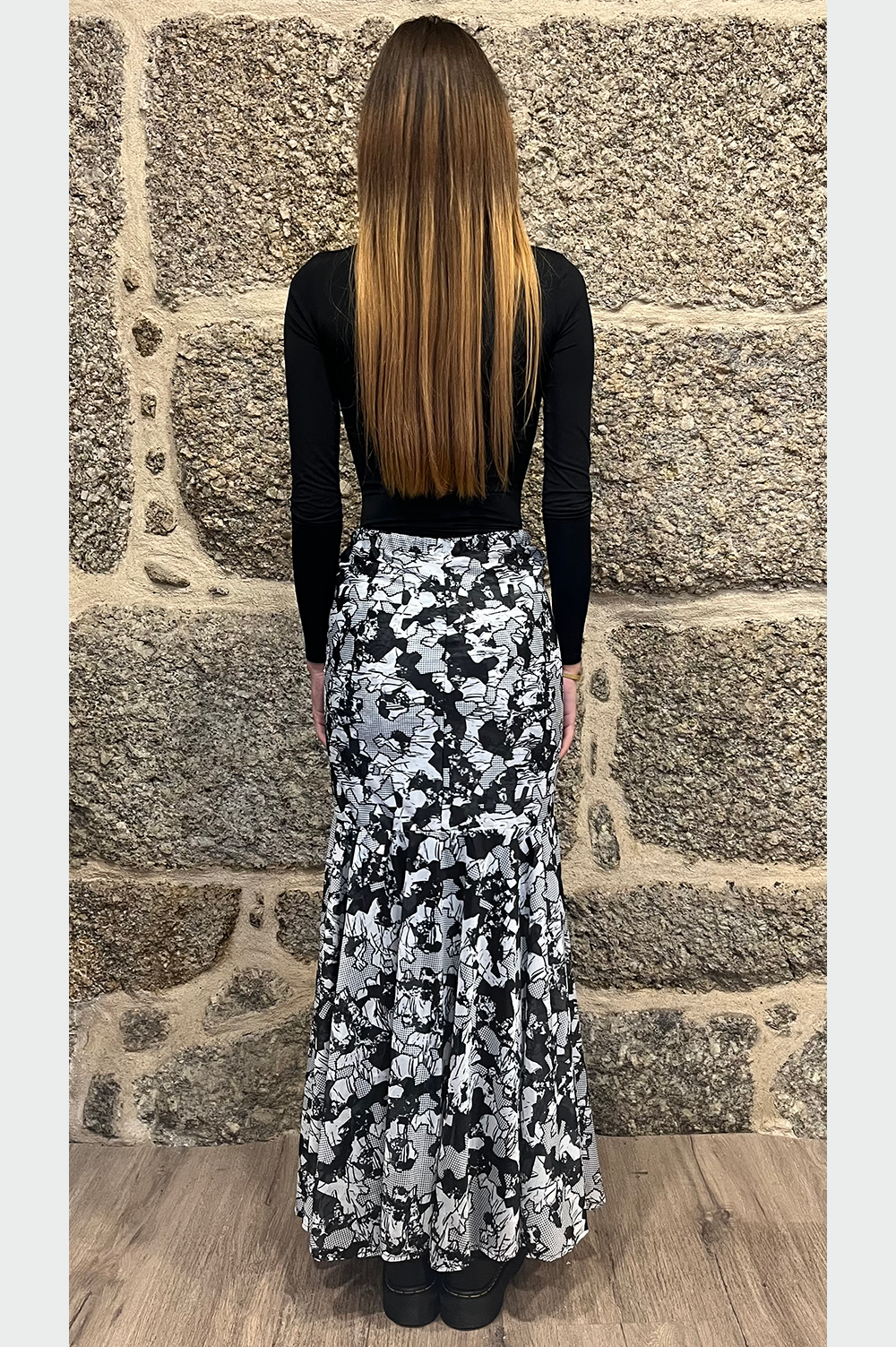 Long skirt in black and white with elastic waist and ruffle ending image 3