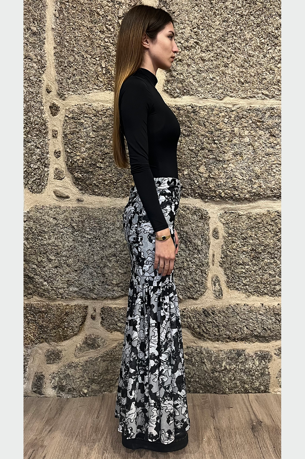 Long skirt in black and white with elastic waist and ruffle ending image 2