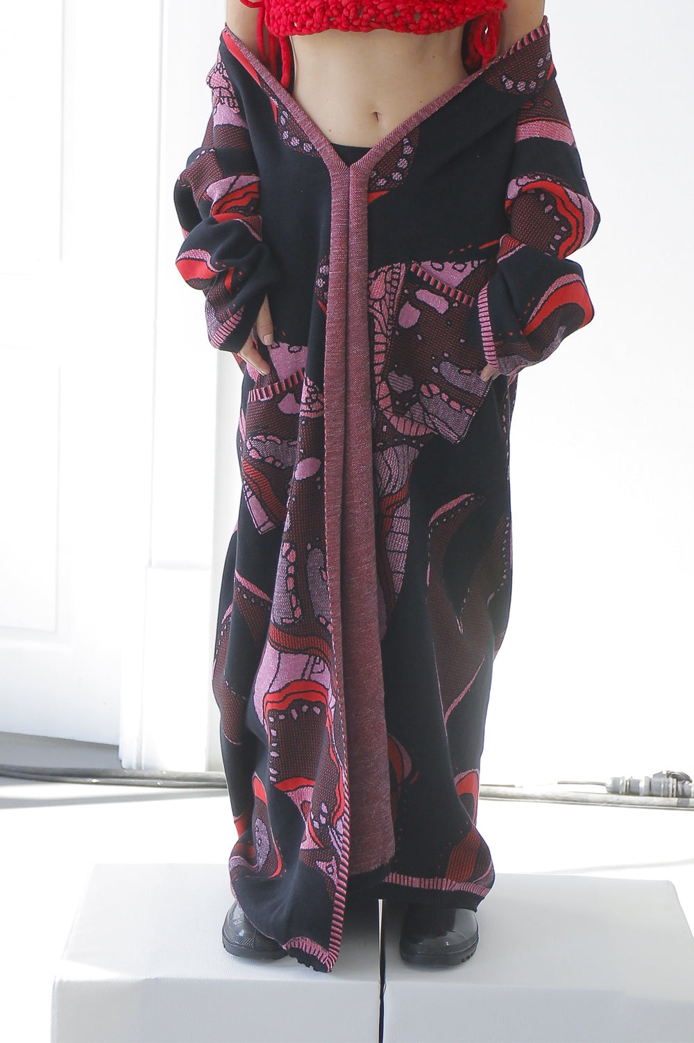 KNITWEAR JACQUARD LONG KIMONO IN BLACK, PINK AND RED image 0